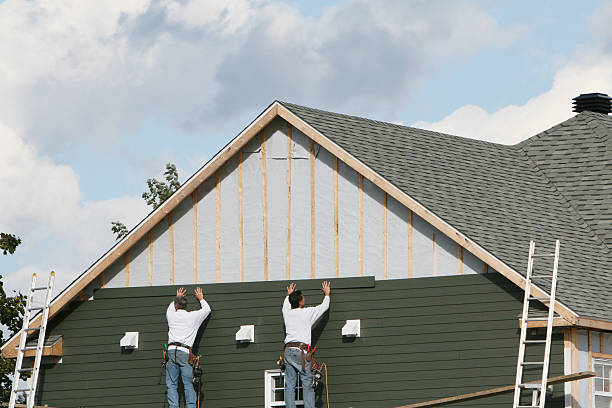 Professional Siding Installation technician working in New Market, VA